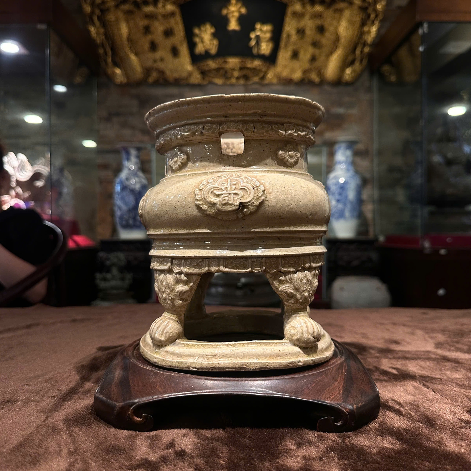 Lư hương bốn chân. Việt Nam, triều đại Lê, thế kỷ XVII