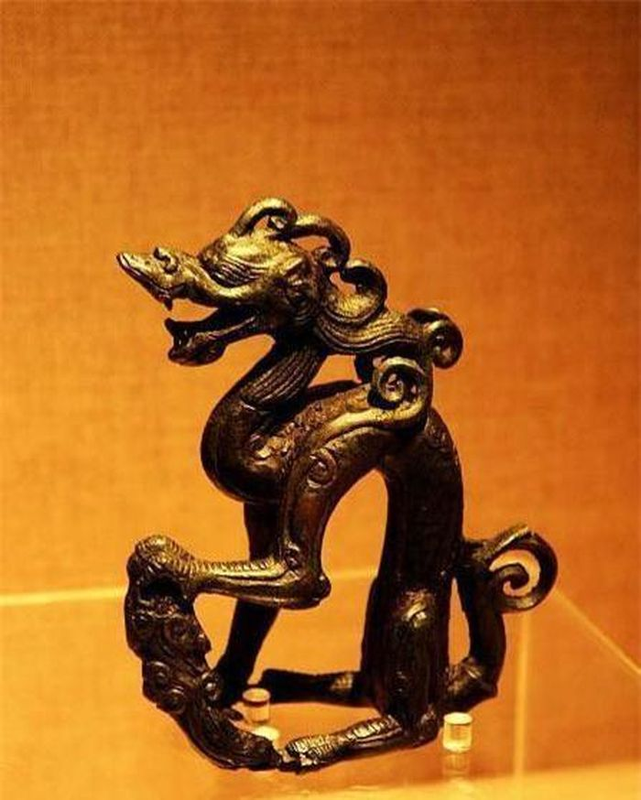 Đào được 'miếng sắt' hình rồng, hoảng hồn nghe tiếng rên kỳ quái hằng đêm