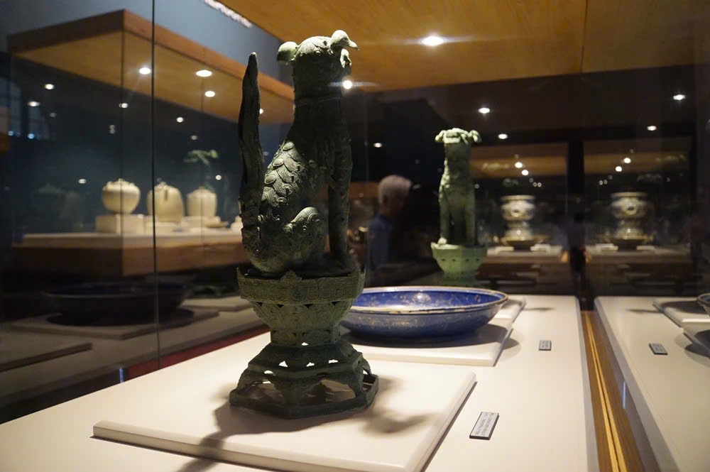 Hai đài đồng đốt trầm, nắp tượng Nghê