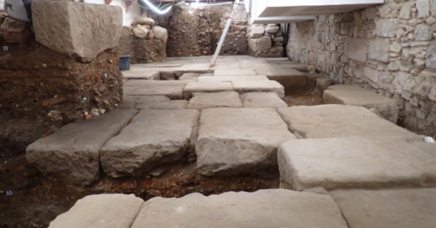 Sửa thang máy, lọt vào thế giới 2.000 năm trước dưới hầm khách sạn