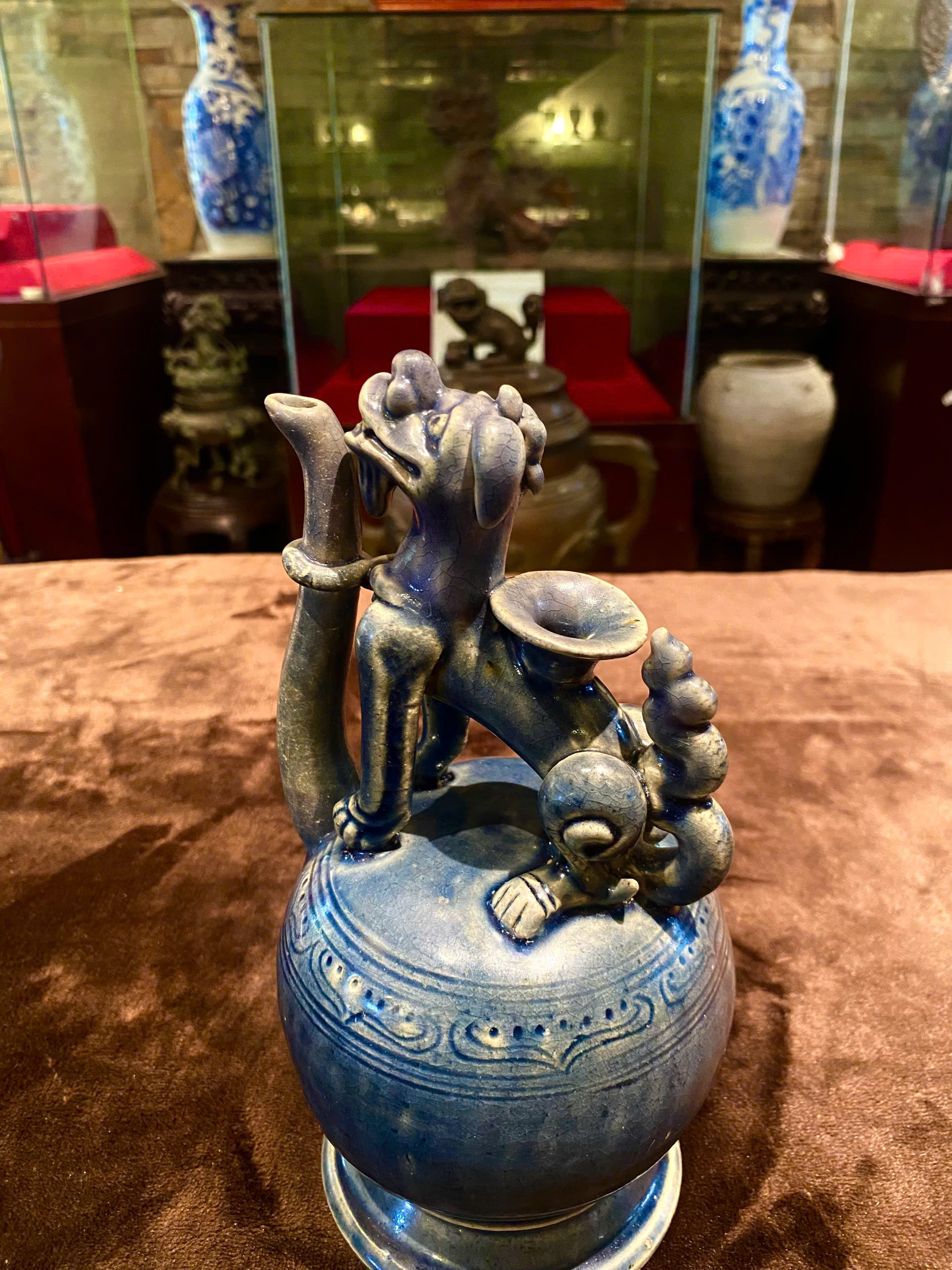 Tửu cụ hình Nghê men lam xám thời Mạc