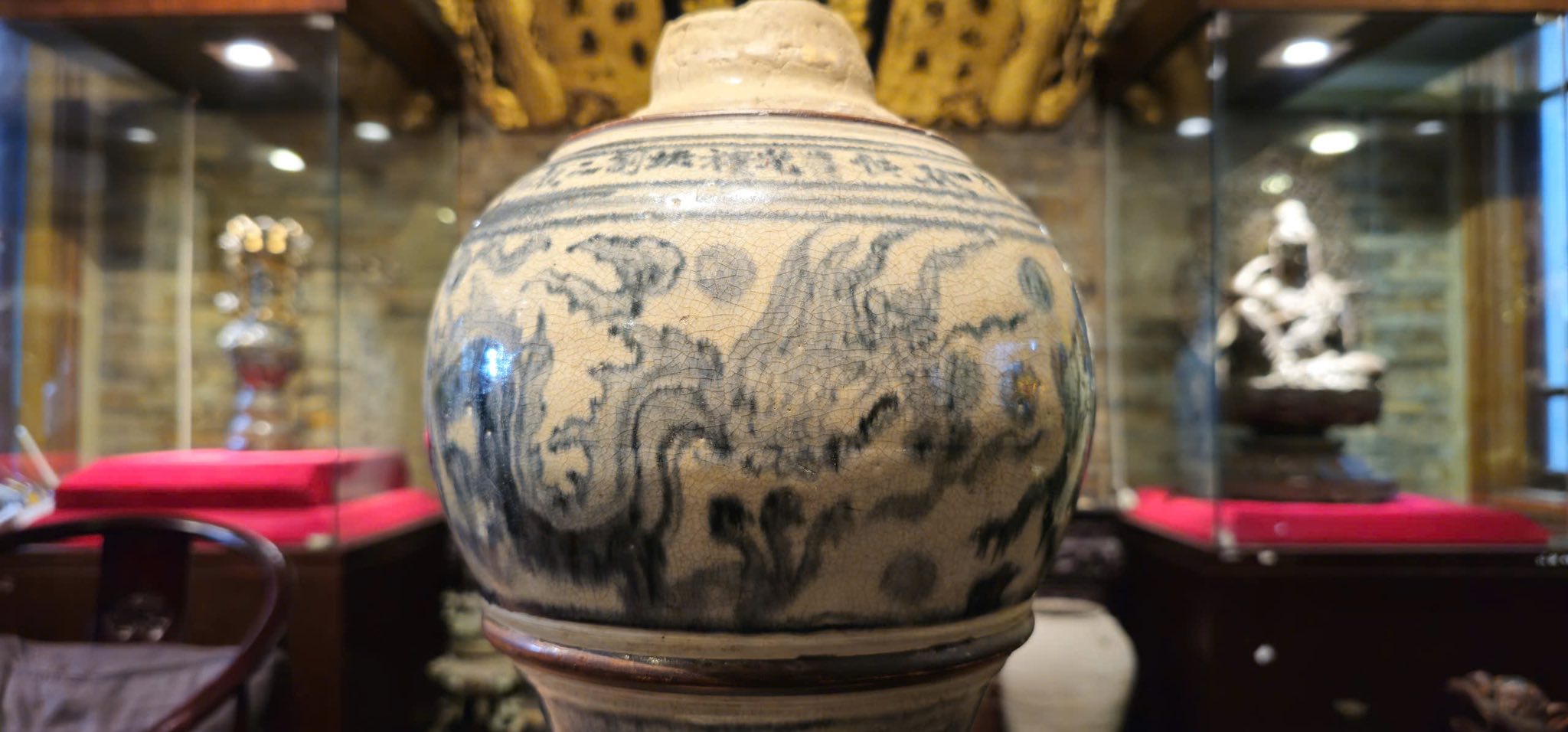 Chân đèn Lê men chàm rung quý hiếm