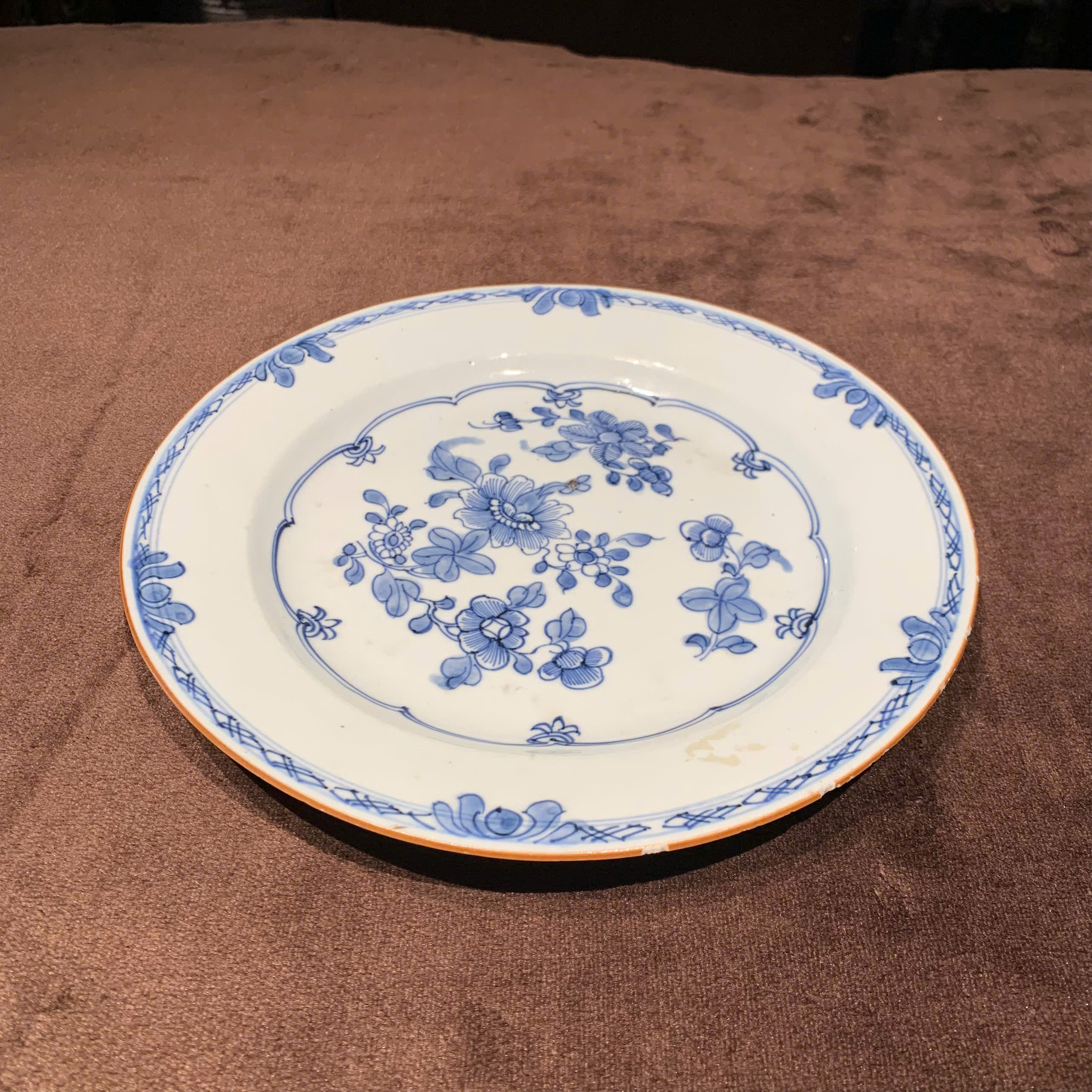 Đĩa men lam hoa lá Thế kỷ XVIII