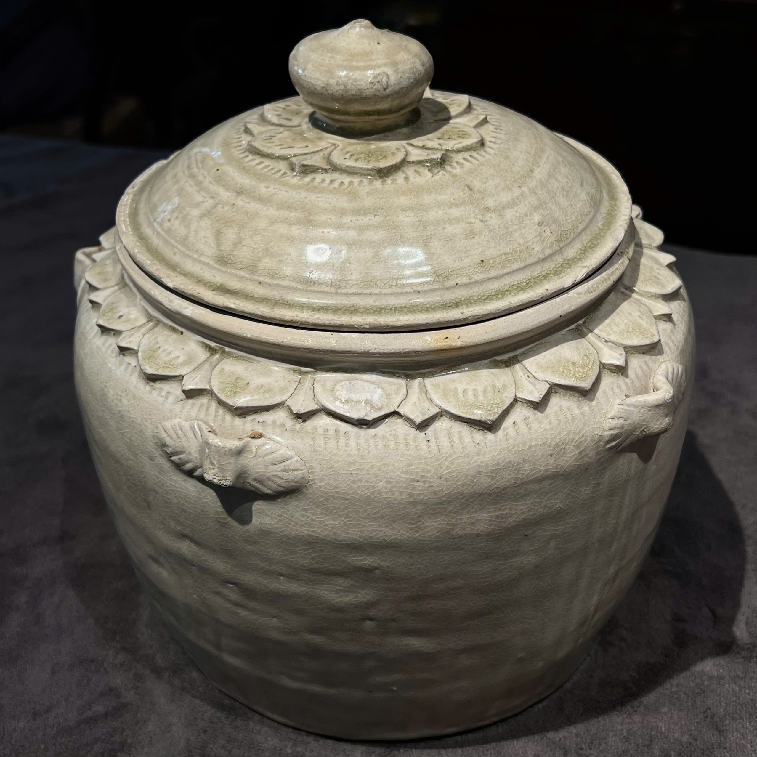 Liễn gốm cánh sen thời Trần