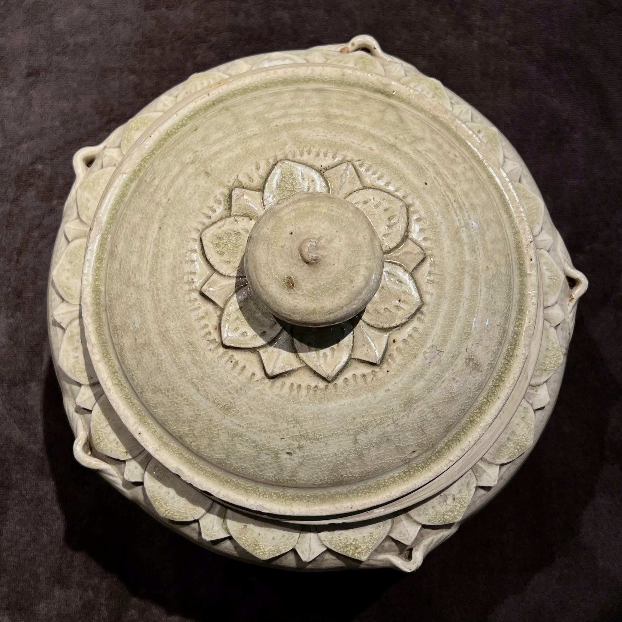 Liễn gốm cánh sen thời Trần
