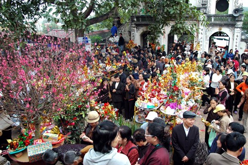 Tạ lễ ở đền bà chúa kho